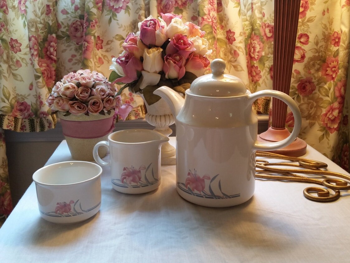 English Pink Lily Coffee Server, Creamer, Sugar Bowl, by Coloroll KilnCraft from England, English Cottage, Shabby Chic, Kitchen, Pink White tuppu.net/91eef61 #AmazingFunVintage #Etsy #EnglishCoffeeTea