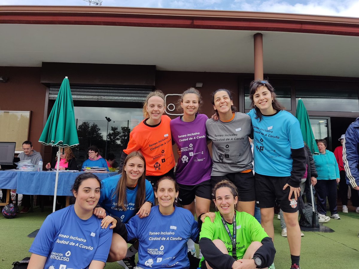 O domingo participamos no VII Torneo de deporte inclusivo da cidade da Coruña organizado por @Aspronaga. Na foto podedes ver as xogadoras do Viaxes Amarelle que formaron parte dos diferentes equipos. Con esta iniciativa pasamos un moi bo rato desfrutando do deporte. 🫂🧡