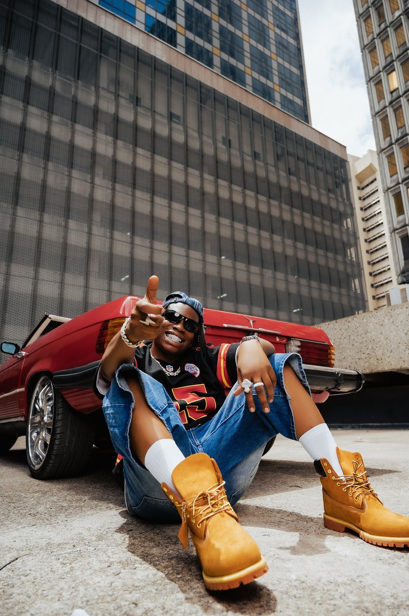 iamsugarbana_'s tweet photo. In a midst of a million people
You know say I stand out! 🪖
#EDeyKpo #AshesEP #RawticanSpice
📸 @danieloniphoto
👕 @jeradyblvck https://t.co/xetffOGMyz