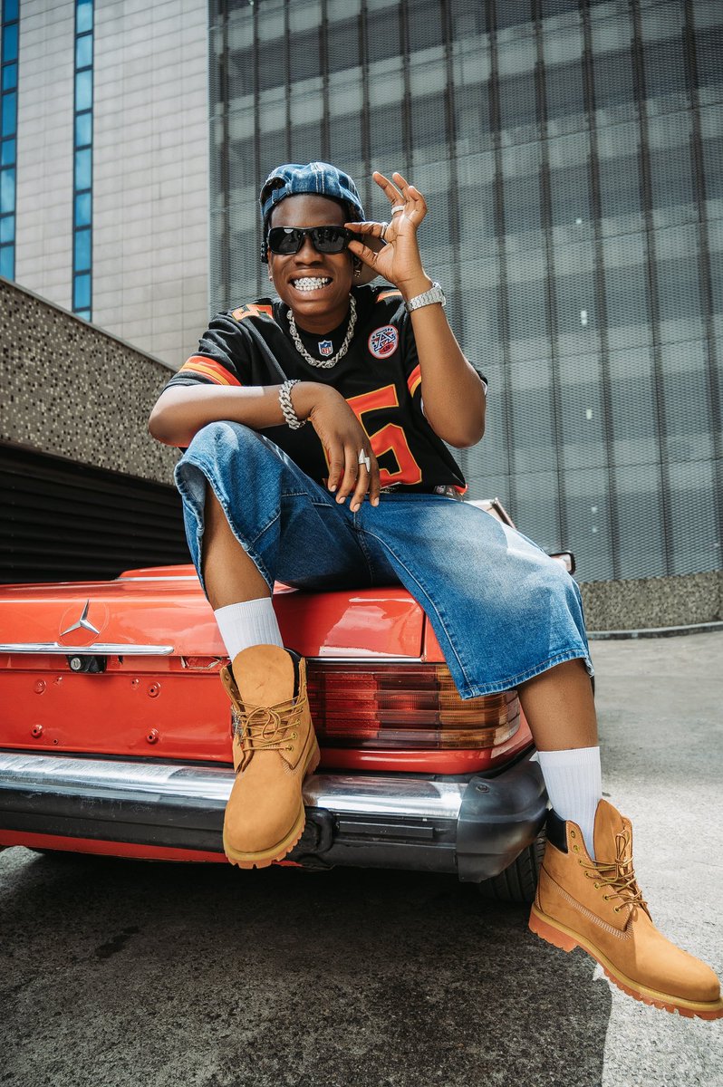 iamsugarbana_'s tweet photo. In a midst of a million people
You know say I stand out! 🪖
#EDeyKpo #AshesEP #RawticanSpice
📸 @danieloniphoto
👕 @jeradyblvck https://t.co/xetffOGMyz