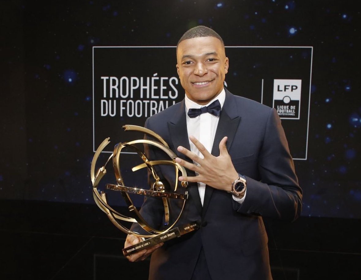 🚨🇫🇷 Kylian Mbappé: “Italian football? You never know what happens”, told Sky.

“I was always saying: if I will go to Italy one day, I will go to Milan” 🔴⚫️

“As a kid, I was big fan of AC Milan and I always watch Serie A, every Milan game”.

“All my family, massive Milan fan!”.