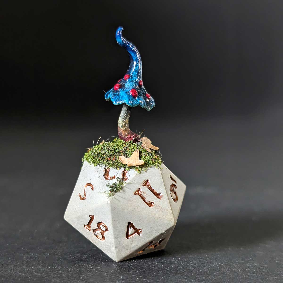 A little piece of magic... Dice 20 in decorative concrete, mushroom printed in resin and hand-painted!
-----
#3dprinting #tabletopgames #tabletoprpg #dndminiatures #dice #miniaturepainting #3dprint