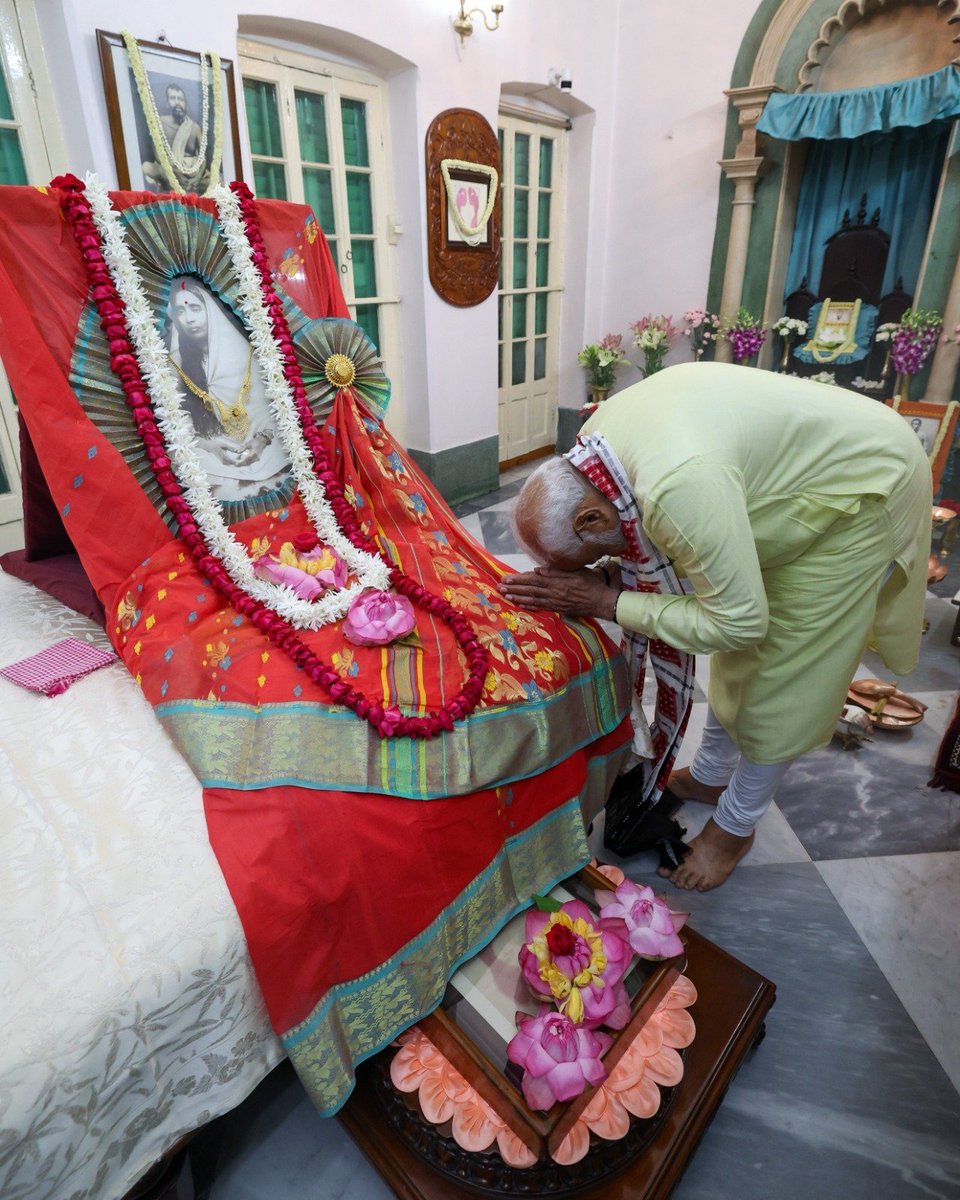narendramodi's tweet photo. মায়ের বাড়ি, রামকৃষ্ণ মঠ, বাগবাজারে যেতে পেরে  অত্যন্ত ধন্য মনে হচ্ছে ।এই সেই স্থান যেখানে পবিত্র মা সারদা দেবী কয়েক বছর অতিবাহিত করেছেন । https://t.co/DPbeoxLLIz