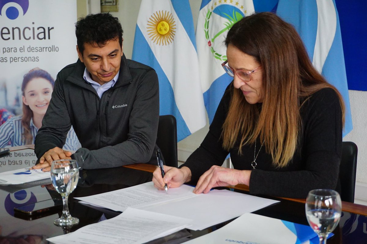 GiovanettL's tweet photo. 👉 En representación del Intendente @MarianoGaidoOk firmamos un Convenio de Fortalecimiento y Vinculacion con la @FundPotenciar y la @UFLOuniversidad para comenzar a ejecutar acciones planificadas de manera articulada.
👉Lo publico, lo privado y la academia fortaleciendo las OSC https://t.co/wtPgsxhy9h