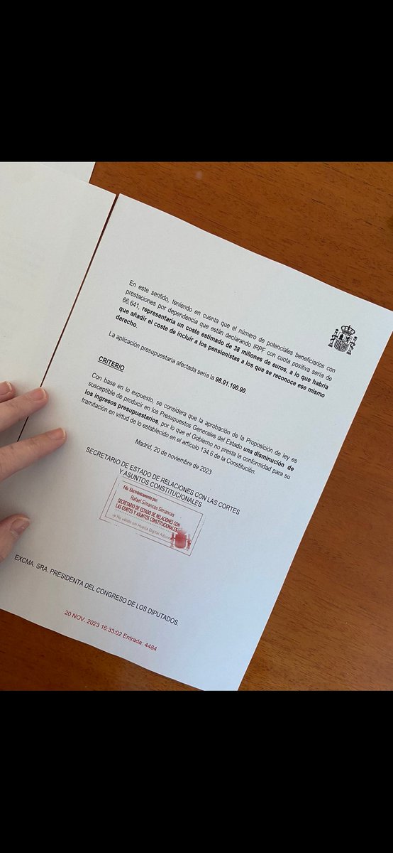 Pregunta legítima que debería hacerse cualquier español:

Si una propuesta para brindar apoyo a enfermos de esclerosis fue rechaza tras votación, por "elevado coste de 38 Mill de euros, que afectaría a los ingresos del Estado". 

De donde están sacado los 1.000 Mill que van a dar