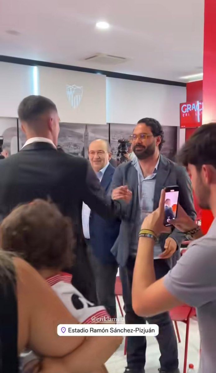 TonySoprano75's tweet photo. Víctor Orta parece que viene de 5 días de rave, de perder en tres peleas de El Club de la Lucha y de firmar los papeles del divorcio después de dejarle el 99% del patrimonio a su ex y al novio de la misma, un canterano negrito del Wrexham que descubrió en el Football Manager 24. https://t.co/GSE8tbAxmz