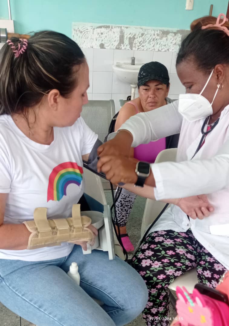 Atención integral se brinda a los pacientes que acuden al SRI Ricardo Archila por la Dra Anaisys Soler Limonta y demás profesionales de la Salud que allí laboran.
Estado Apure. #40AniversarioUCCM #CubaCoopera #CubaPorLaVida