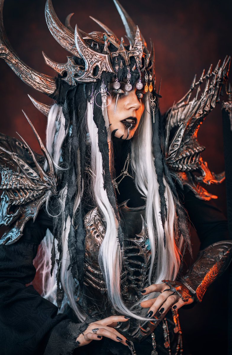 CinderysCosplay's tweet image. It's not the final form of my Sorceress, but @Eosandy did his magic 🖤✨️ I prefer the straight wig, but I will stylize it so it won't hide the chestplate. I will also finish attaching all the ornaments and add more details on the fabrics for next time 👀
#Sorceress #OC