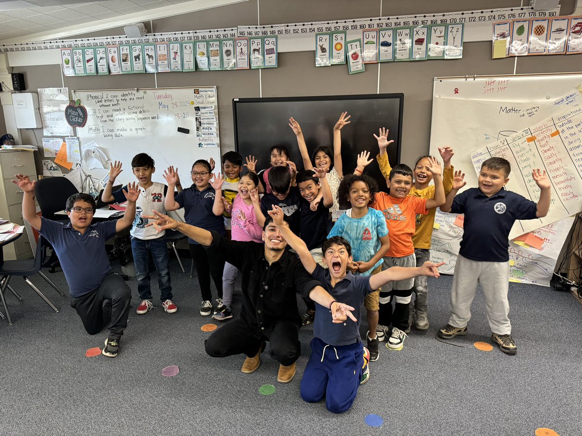 vamospack's tweet photo. ¡Los estudiantes de Glenn Duncan nos mostraron su espíritu escolar hoy! 🐬Gracias Principal Smith por invitarme a hablar con los estudiantes y compartir información sobre nuestra hermosa @unevadareno. ¡Un saludo a todo el personal y maestros por el increíble trabajo que hacen! https://t.co/nqXUsfSQgE