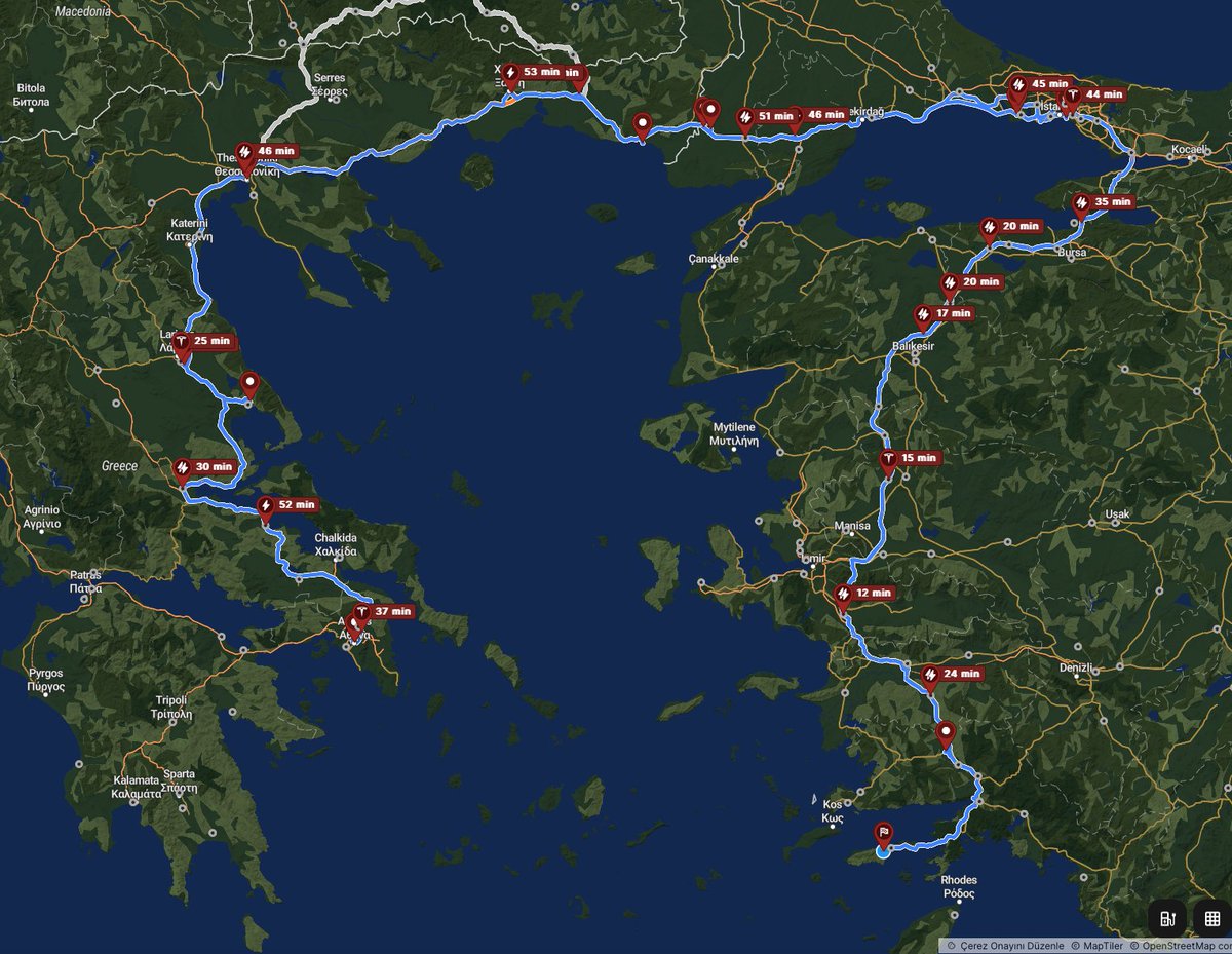 Elektrikli arabamla Datça'dan Atina'ya gidip geldim. Yaklaşık 4000 km yaptım. İyi bir planlamayla zor değil. 
Yunanistan'da neredeyse her benzin istasyonunda şarj edebileceğiniz cihaz var.