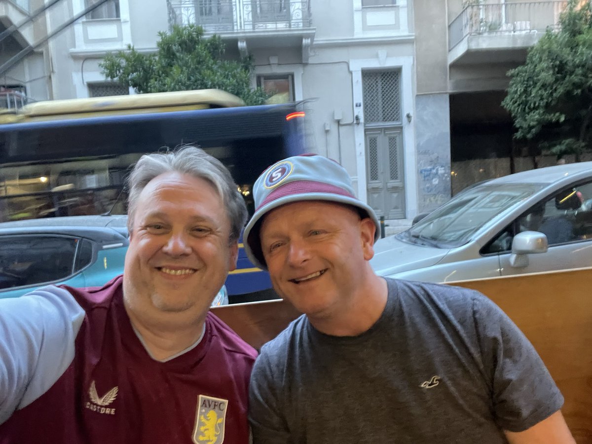 Absolute pleasure to meet up with @VillaPaddy and family for a couple of beers tonight in Athens! #avfc