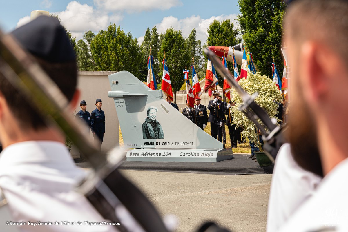 Ce 27 mai, la BA 204 de Mérignac-Beauséjour a été baptisée « Caroline Aigle », première femme pilote de chasse aux commandes du Mirage 2000-5 et figure emblématique de l’AAE. Un événement empreint de sens pour les Aviateurs de la BA 204, désormais fiers de porter son nom.