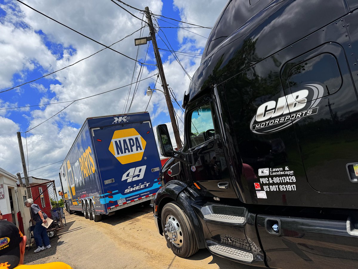 Haulers are lined up and rolling in at @GViewSpeedway! Another 40-car field expected tonight for the Midweek Money Series with @Kubota_USA High Limit Racing!