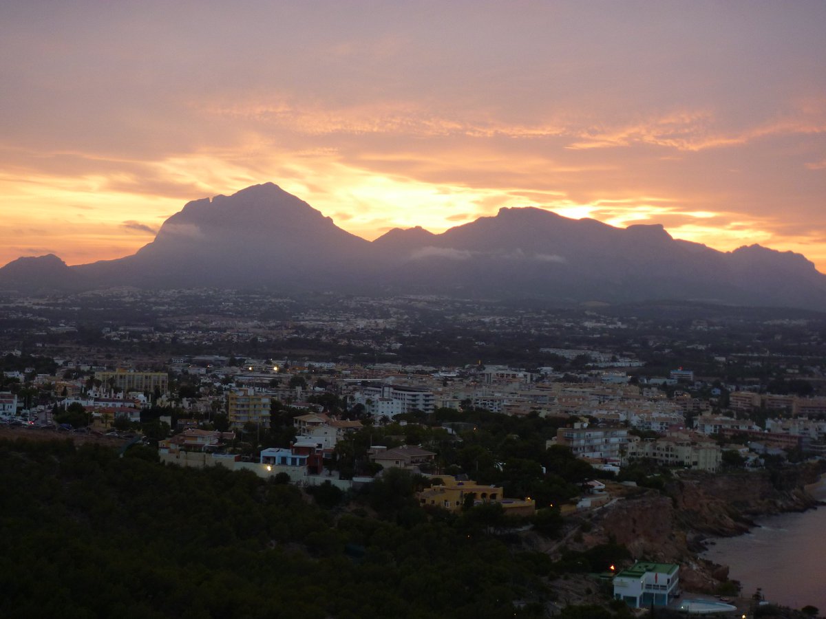 Ya hace años de este atardecer en El Albir, pero me sigue llenando el alma verlo 🌅🧡💛🥺