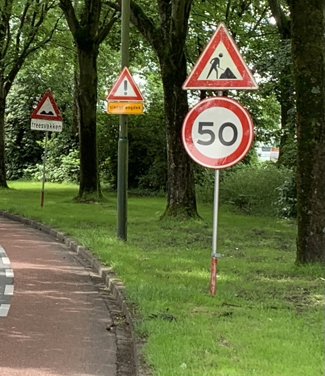 ⁦<a href="/gemVeenendaal/">gemeente Veenendaal</a>⁩ op een 50 km weg binnen de bebouwde kom, in een bocht met slecht wegdek en freesvakken??? deze bebording op de Schans. Ik denk dat dit anders moet.