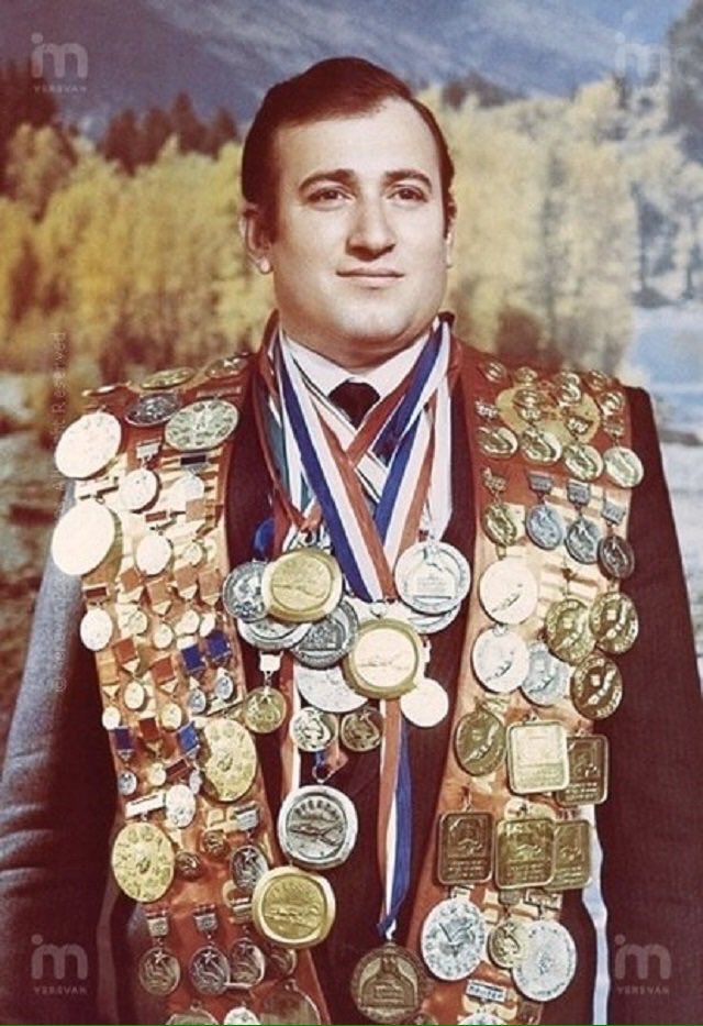 @fasc1nate Soviet world champion finswimmer Shavarsh Karapetyan, who saved the lives of 20 people in 1976 when he saw a trolleybus plunge into a reservoir