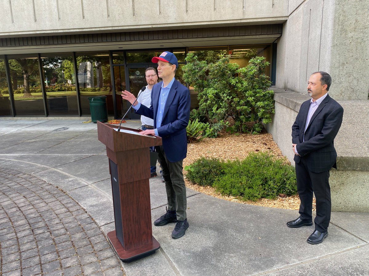 With @CityofMedford Mayor Randy Sparacino & @APWUnational today in southern Oregon calling on an end to Postmaster General DeJoy’s mail consolidation folly. This scheme is causing needless & harmful delays here to basic mail service here & statewide.