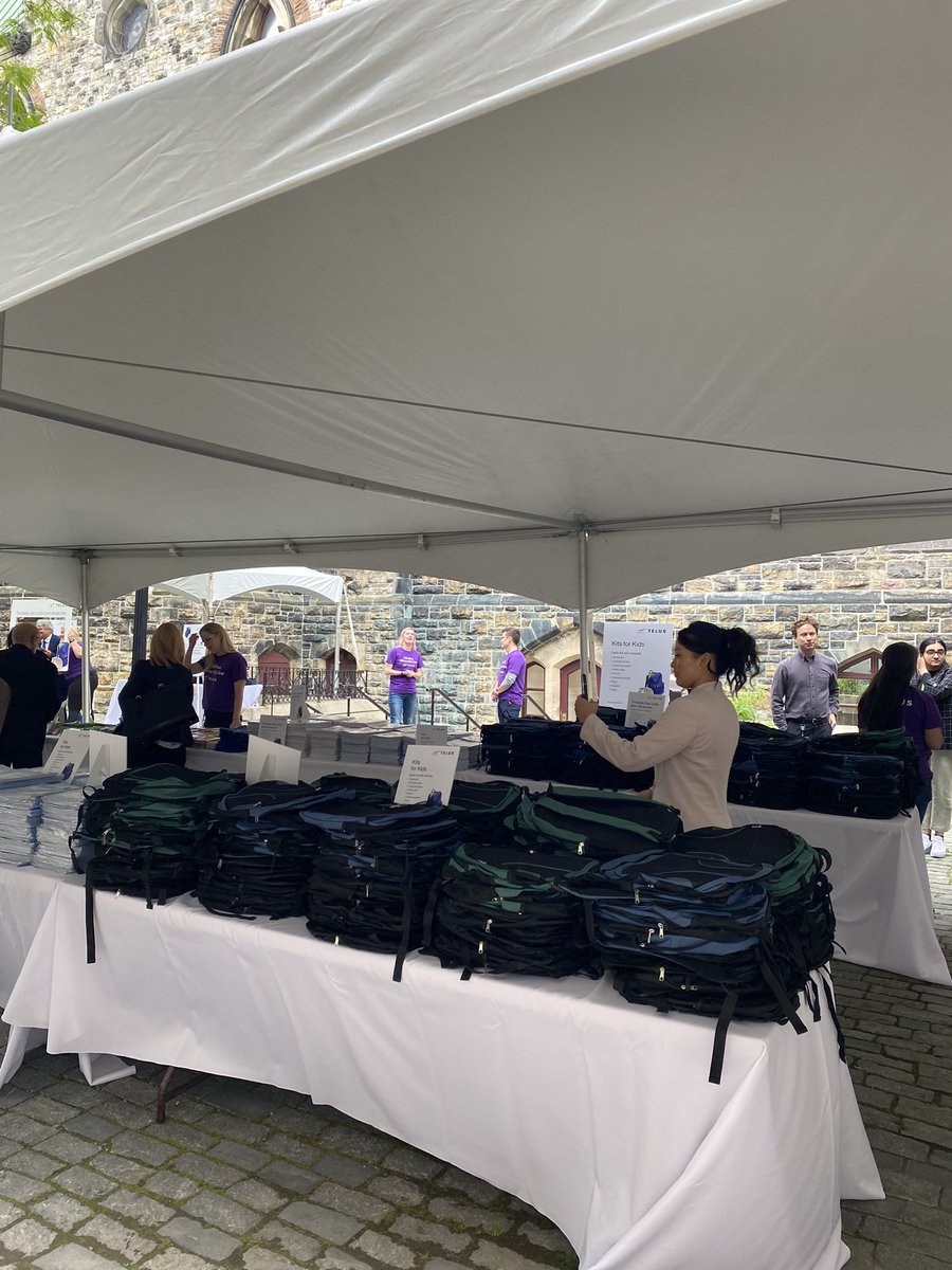 SenatorRobBlack's tweet image. This afternoon, @TELUS hosted their annual Kits for Kids event!

Parliamentarians packed backpacks which will be distributed to over 20,000 students across Canada next fall, ensuring they have the necessary tools to kick-start their school year! 

Since 2006, @TELUS in