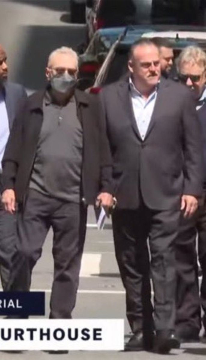 Robert De Niro and Sam Bankman Fried have the same bodyguard. Nothing to see here.