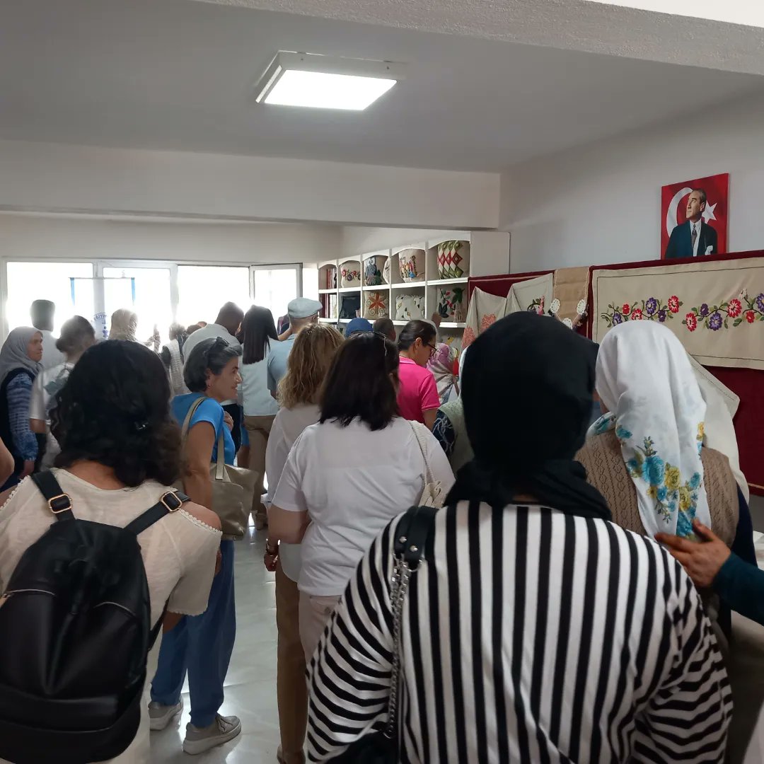 fethiyeHEMveASO's tweet photo. Esenköy Mahallesinde açtığımız “Kolon Dokuma ve El Sanatları” kurslarının yıl sonu  sergisi  İlçe Milli Eğitimi Müdürümüz  Sayın Faruk KAYA, okul, kurum müdürleri ve halkın yoğun katılımlarıyla gerçekleşti.gerçekleşti. @IHErtas
@CelileErenOKTEN
@cengizmete @ss_bozkurt @emrecay55 https://t.co/gHxuvqPkHp