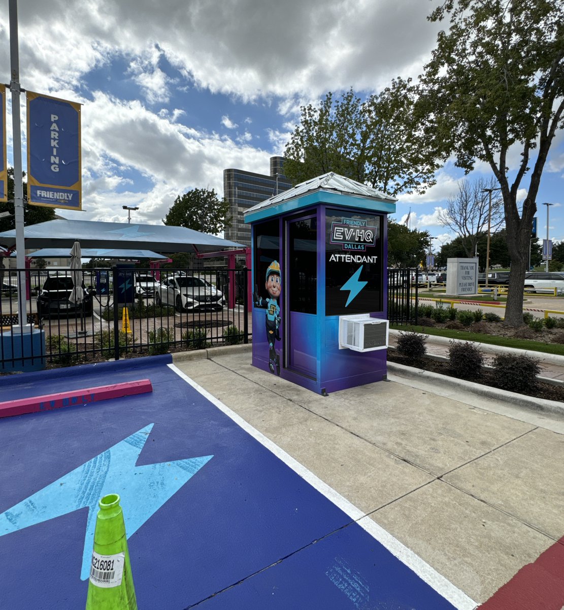 FCEVHQ's tweet photo. Charging made simple at the EVHQ👍 Our dedicated EV Attendants are always on hand to assist, making your electric vehicle charging experience hassle-free😁
Visit Friendly Chevy's EVHQ Charging Park today👍 (link in bio)
#FriendlyChevy #FriendlyChevrolet #DriveFriendly https://t.co/0zSub5MoDM