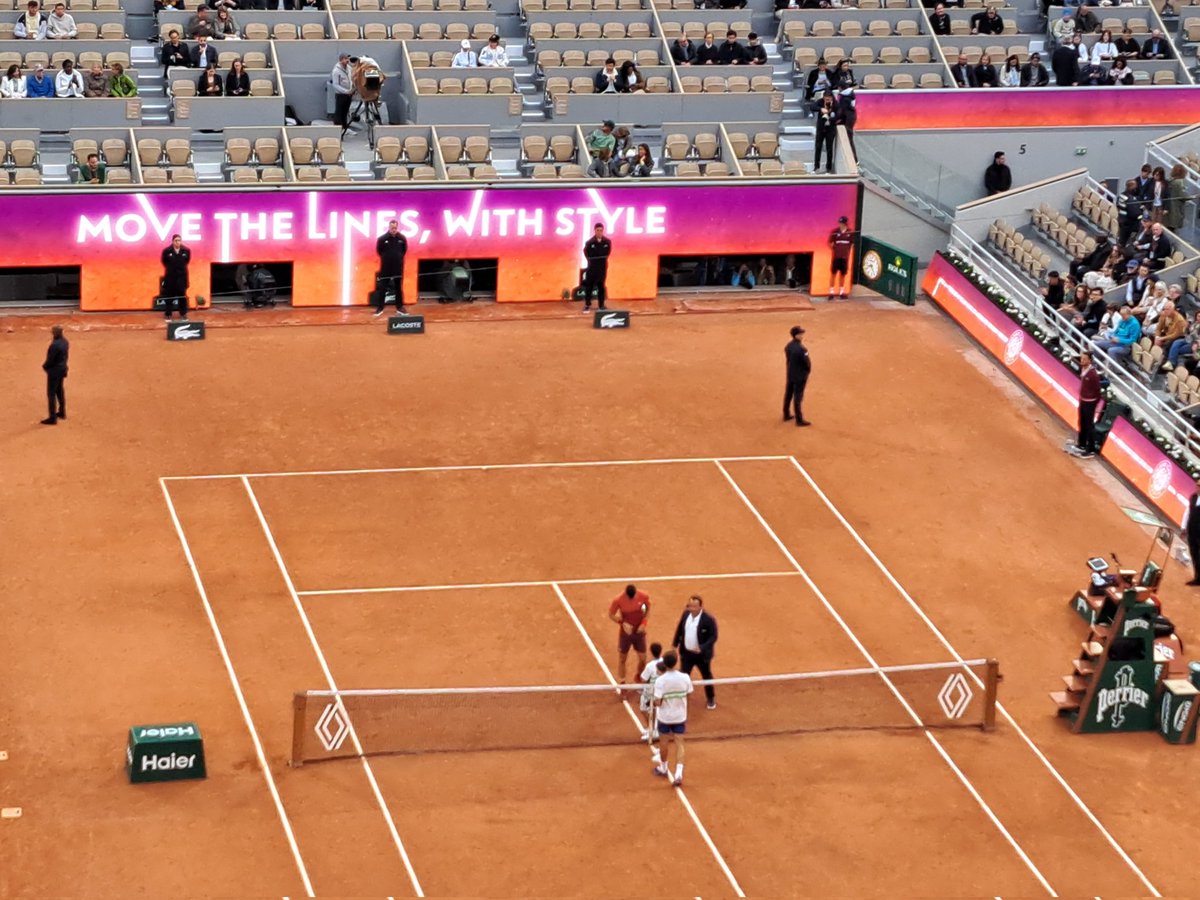 CambetteD's tweet photo. En direct de @rolandgarros, @DjokerNole vs Pierre-Hugues Herbert @p2hugz https://t.co/FBex0N8Ttt
