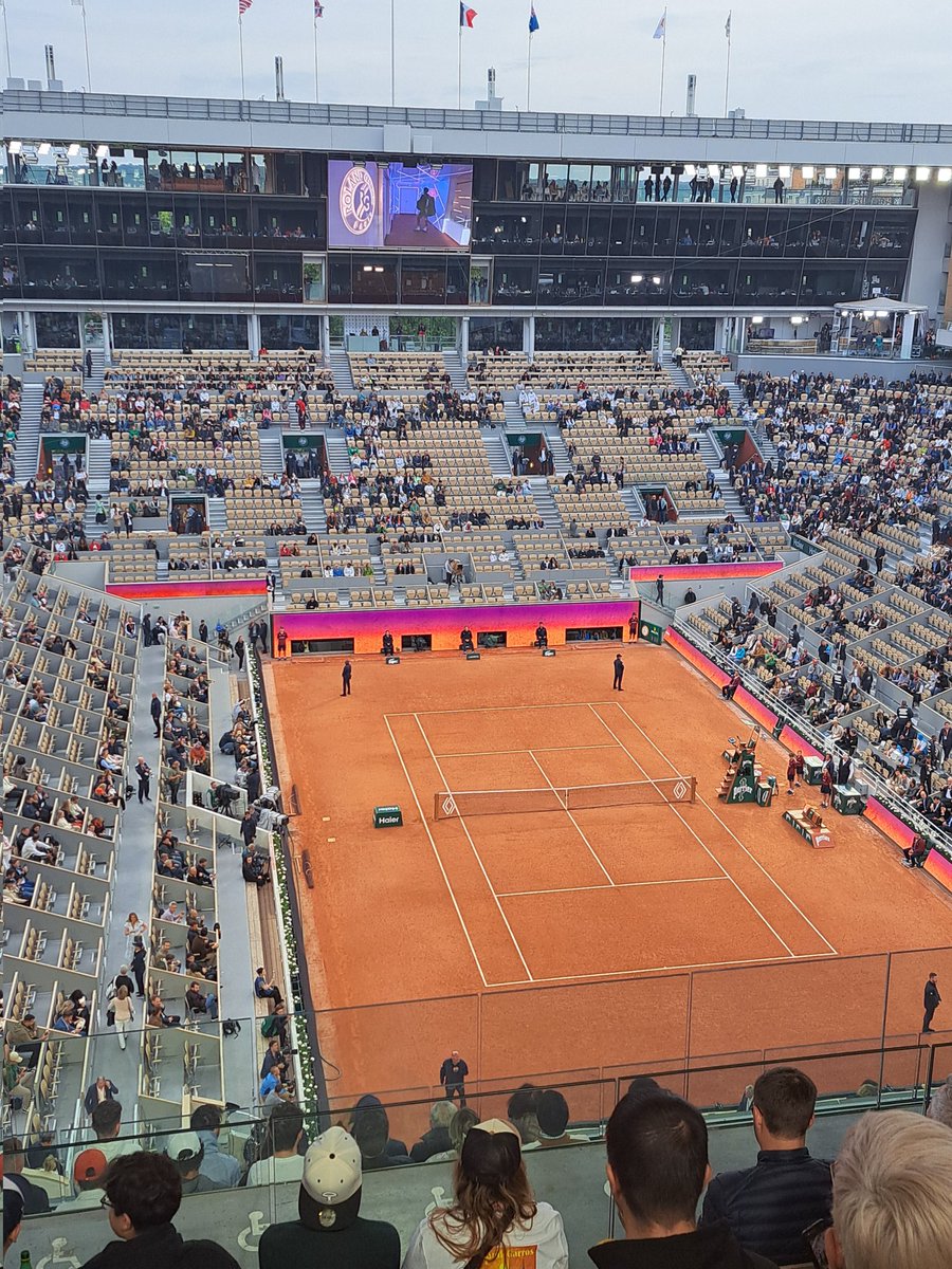 CambetteD's tweet photo. En direct de @rolandgarros, @DjokerNole vs Pierre-Hugues Herbert @p2hugz https://t.co/FBex0N8Ttt