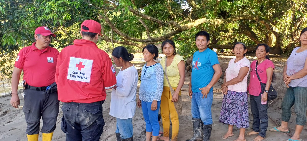 La Junta Provincial de Pastaza de #CruzRojaEcuatoriana, liderada por su Presidenta Esilda Palacios, entregó kits de alimentos, higiene, frazadas y mosquiteros a las comunidades afectadas por las inundaciones en Sarayacu, Pacayacu, Tarapotó, Lipuno y Tiwiri. 

¡Gracias a nuestros