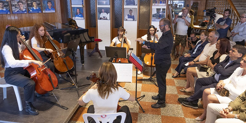 TorreviejaVista's tweet image. 🎶 ¡Gran cierre del Segundo Ciclo de Música de Cámara del Conservatorio de Torrevieja en el Real Club Náutico! Talento joven, emotividad y cultura en cada nota. 🌟🎻 #Torrevieja #MúsicaDeCámara
👉 vistaalegretorrevieja.com/?p=30372
@rcntorrevieja