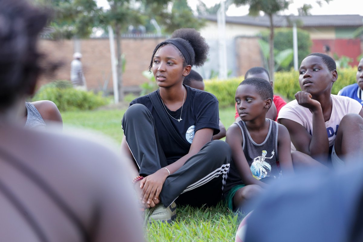 JLCburundi's tweet photo. @CGifwandi @carole_karore @aime_nda @AssociationTed @ABBABurundi @PNUDBurundi @NLinBurundi @UEauBurundi @sharenetburundi @mspls_bdi Dr. Carole moderated a session with about twenty girls, supported by some boys present as well. They held a true-or-false dialogue to debunk myths and misconceptions about menstrual hygiene. #BreakingTheTaboos #HealthEducation
10/n https://t.co/6mnvPmwH4E