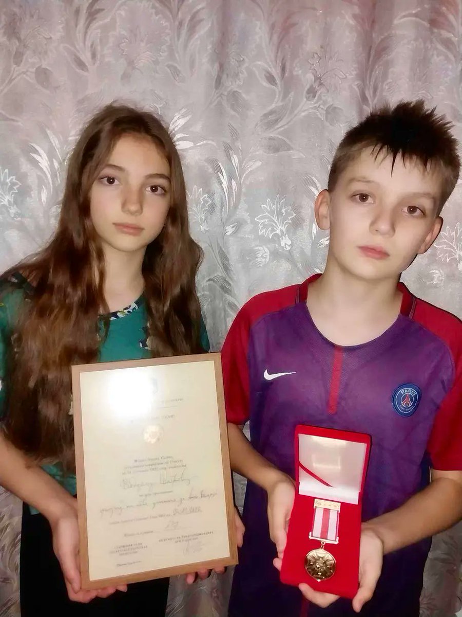 I figli dell'Eroe bielorusso, Vadzim Shatrou 'Papik', che ha dato la vita per l'Ucraina e anche per la nostra libertà, cadendo a Lisičansk, hanno ricevuto il premio della @radabnr - la Medaglia dell'Ordine dell'Inseguimento.
Gloria all'Eroe!
#SlavaUkraini #ZhyveBelarus