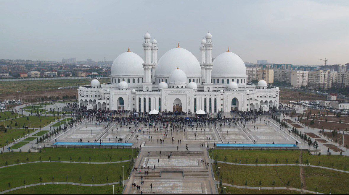 Kazakistan’ın en büyük camilerinden biri olan Seyitcan Kari Escanulı Ak Camii ibadete açıldı. trtavaz.com.tr/haber/tur/avra…