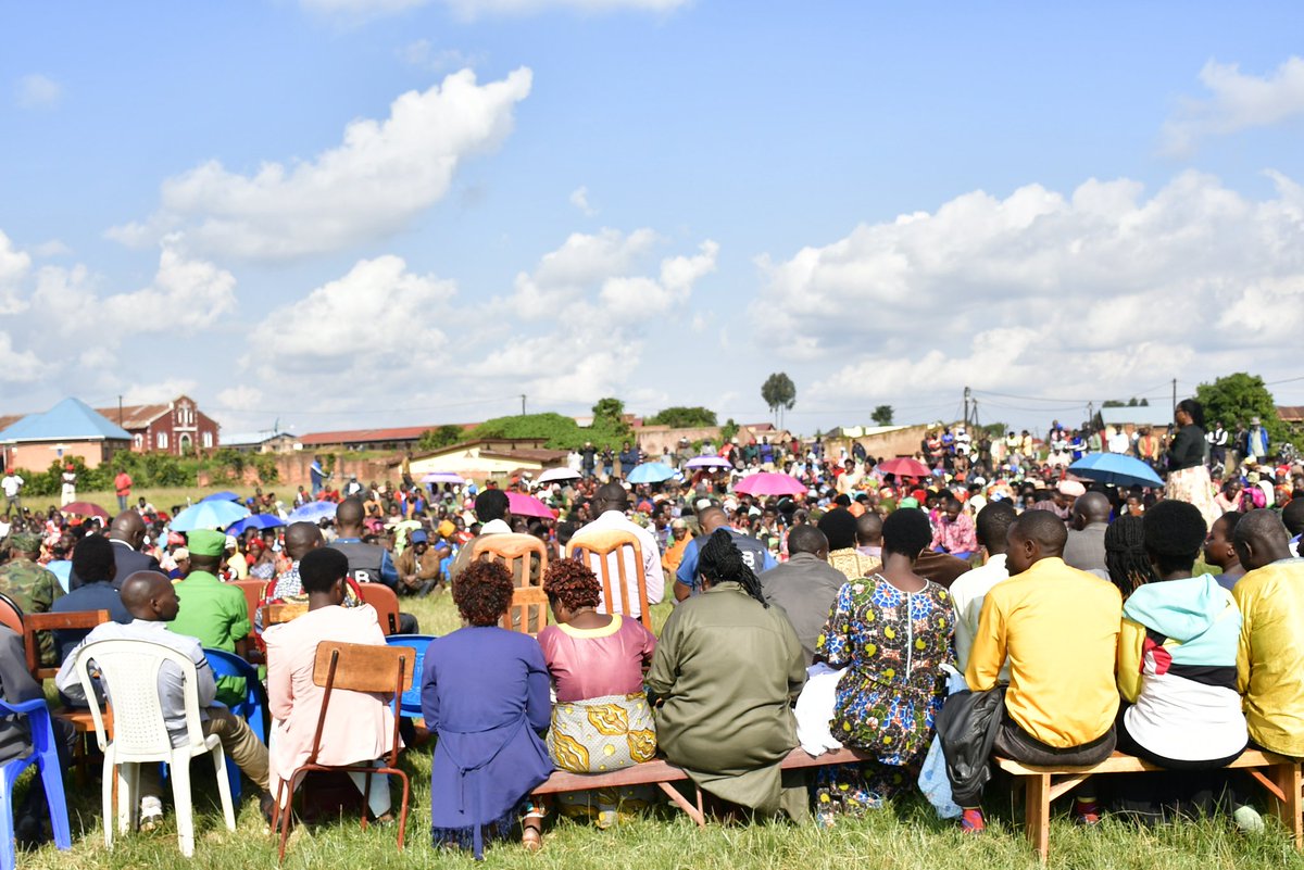 Kuri iki gicamunsi, Guverineri @gahundemaurice yifatanyije n'abatuye Umurenge wa Bungwe muri @BureraDistrict mu Nteko y'Abaturage, aho ari kuganira na bo kuri gahunda z'iterambere zitandukanye ari na ko yakira kandi agatanga umurongo ku bibazo bitandukanye bamugezaho