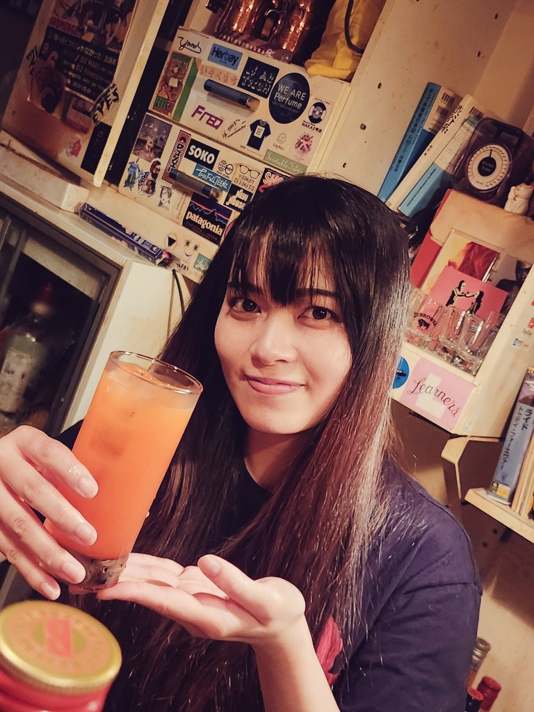 DJSDx2's tweet image. 仕事上がりからの『ノイズ喫茶彩』へ。いつもバイクだったんで、今日は歩きでBarAmonへ行き、初アルコールで乾杯🍷
彩さんを囲んで色んな話しながら呑んで来ました。
次は『沖縄電子熟女彩』に改名してるのかなぁ～
#沖縄電子少女彩
#BarAmon
#京極街