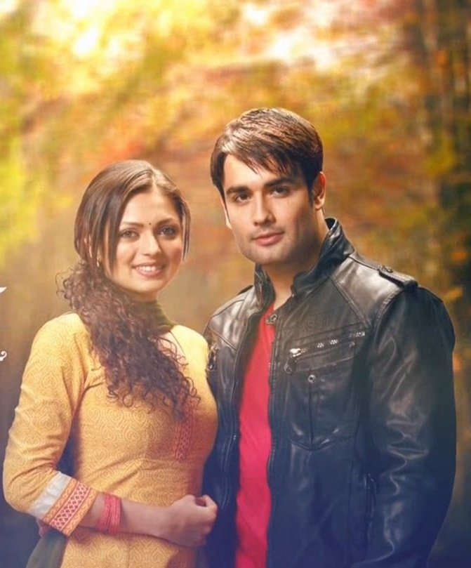 vishtiaddict_fc's tweet photo. Woww both hashtag and tagline are trending. 👏👏 let's take it to the top. 

Pic cr :@VivianDsena_FC

#12YrsOfClassicMEIEJ 

12 Yrs Of Golden Rishbala https://t.co/8bqazg1ede