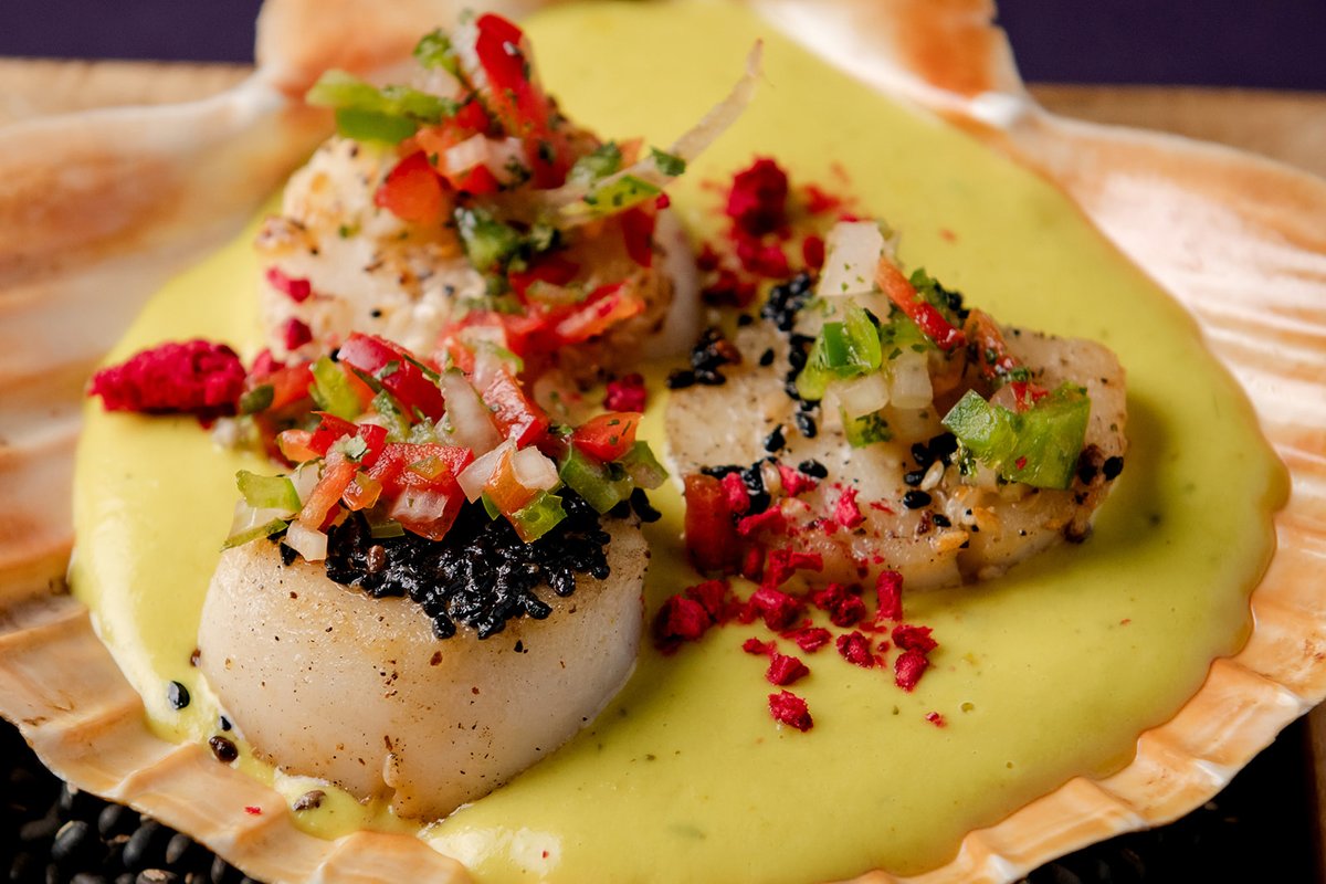 Savour your four-day week with our à la carte menu’s pan-seared scallops 🌊 Served up with kumquat chutney and sunflower podi, it’s a seafood and shellfish lover’s dream come true, providing the perfect way to spend your time at our table 😋

#shellfish #scallop #indianrestaurant