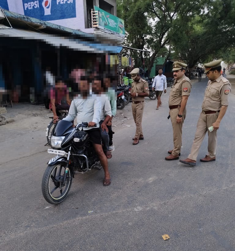#SSP_Aligarh श्री संजीव सुमन के निर्देशन में अलीगढ़ पुलिस द्वारा अपराध नियंत्रण, कानून एवं सुरक्षा व्यवस्था के दृष्टिगत भीडभाड़ वाले बाजारों, मुख्य मार्गों/चौराहों पर संदिग्ध वाहन एवं व्यक्तियों की चेकिंग की जा रही है । 
#AligarhPolice