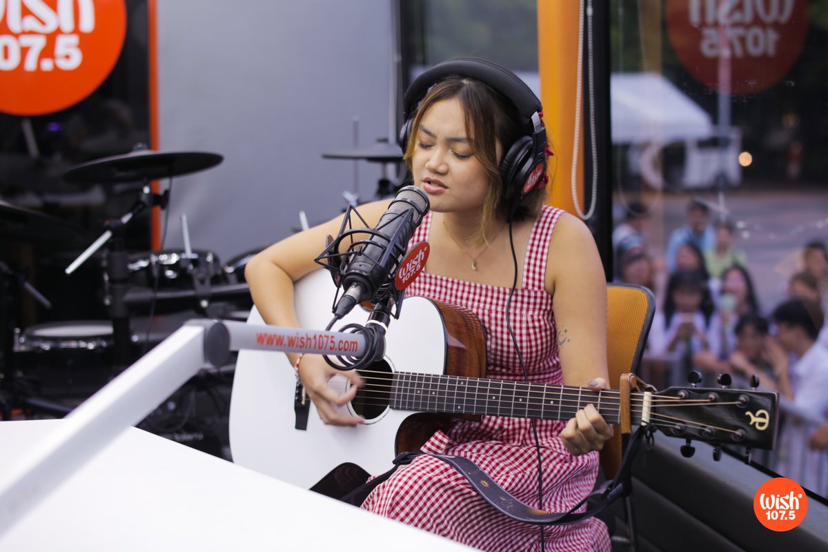 On her debut Wish Bus guesting, rising singer-songwriter <a href="/keannamag/">Keanna 💌</a> sang her song, "Takipsilim." She also showcased her rendition of "Ang Pag-ibig."