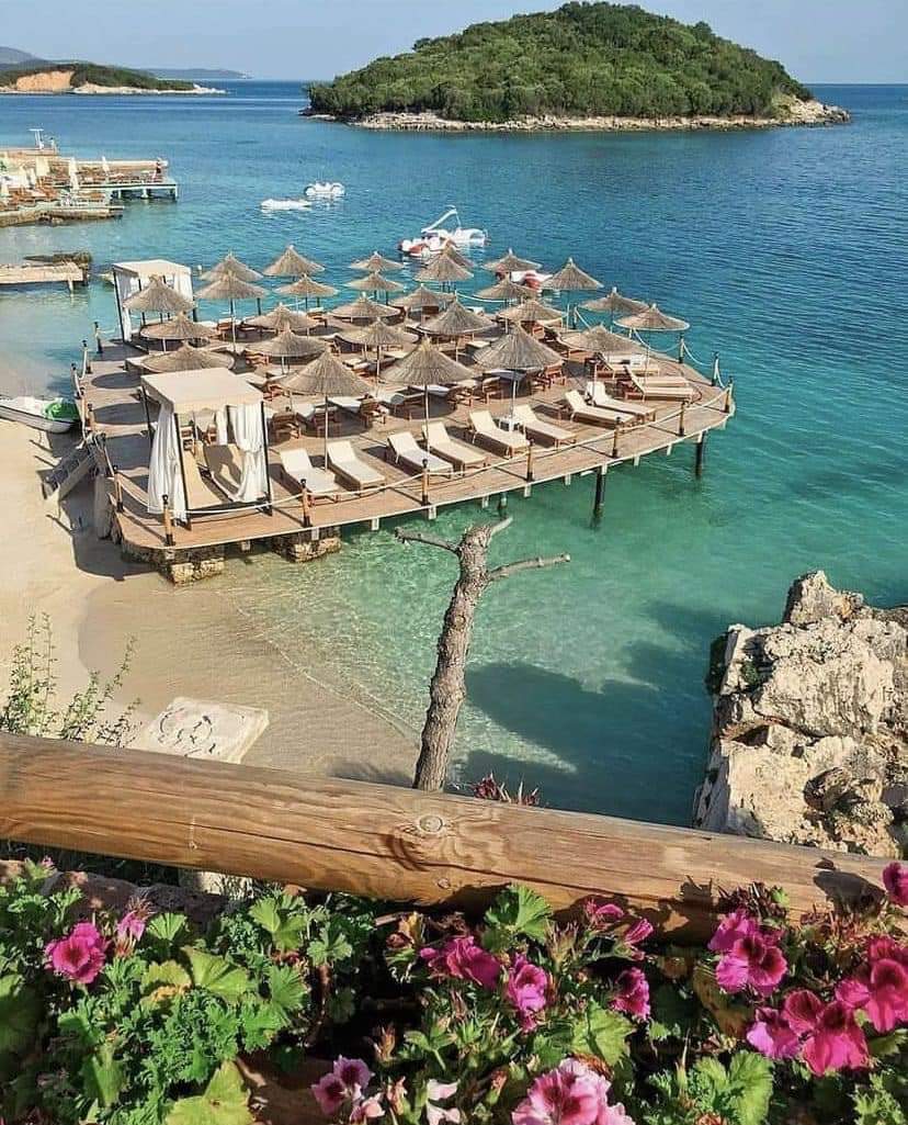 Vänner! Tänker ni på semester?  Här är Europas Maldiverna 🌊 
🏖 Ksamil / #Albanien 🇦🇱 Väldigt vackert och fortfarande billigt. Rekommenderar 🦞🐠🐟🪸