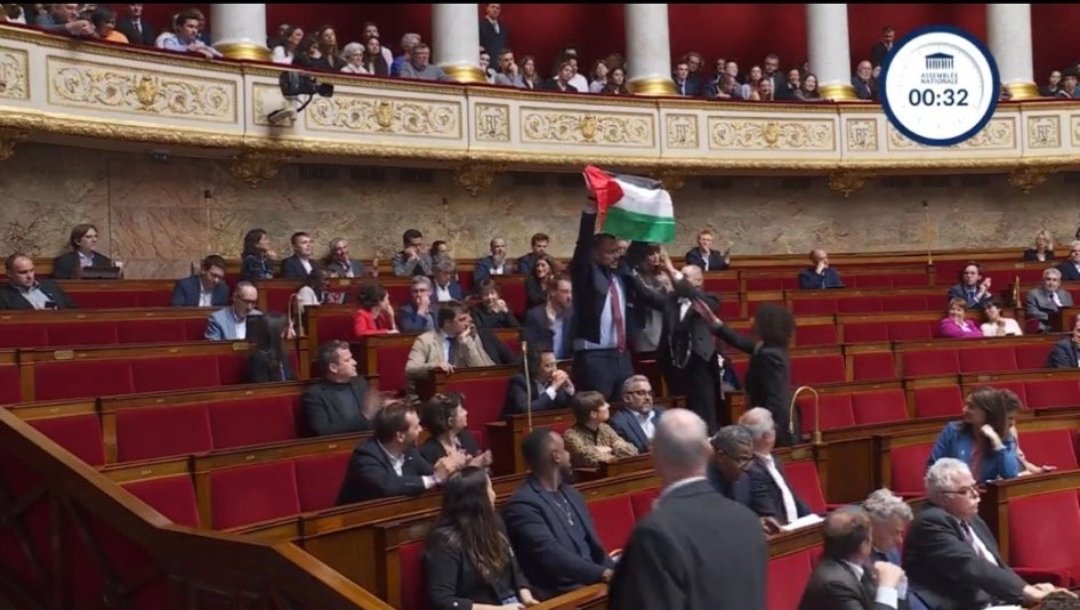 Ils n'ont jamais brandi un drapeau français 🇨🇵, mais dans la maison du peuple, le député Sébastien Delogu (LFI) brandit un drapeau étranger.

👉 Haine de la France et soutien aux terroristes du Hamas. Plus que jamais, LFI = La France islamiste.
#DirectAN