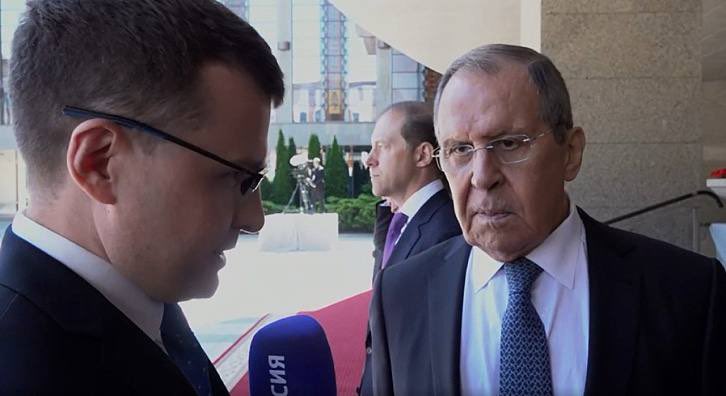 💬Sergey #Lavrov: L’obiettivo [degli #USA] consisteva nel distruggere tutto ciò che era russo, iniziando dalla lingua e terminando con l’imporre la loro influenza su un territorio [l’#Ucraina] che volevano per sé. 👉 t.ly/K8xlx