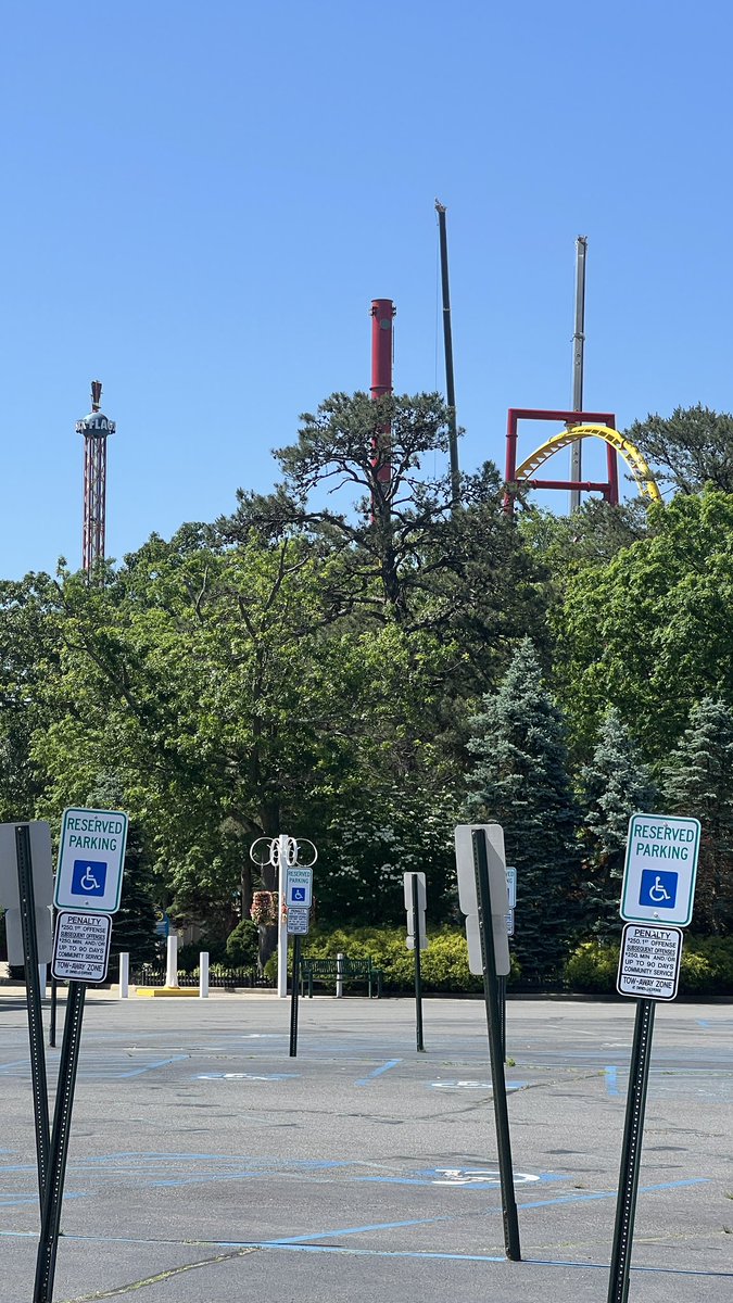 CoasterSpotting's tweet image. The support tower for The Flash Vertical Velocity has been topped off! This completely changes the skyline of Six Flags Great Adventure! Keep an eye on our instagram stories and for the topping off of the track later today!
 
#sixflags #greatadventure #toppingoff #vekoma