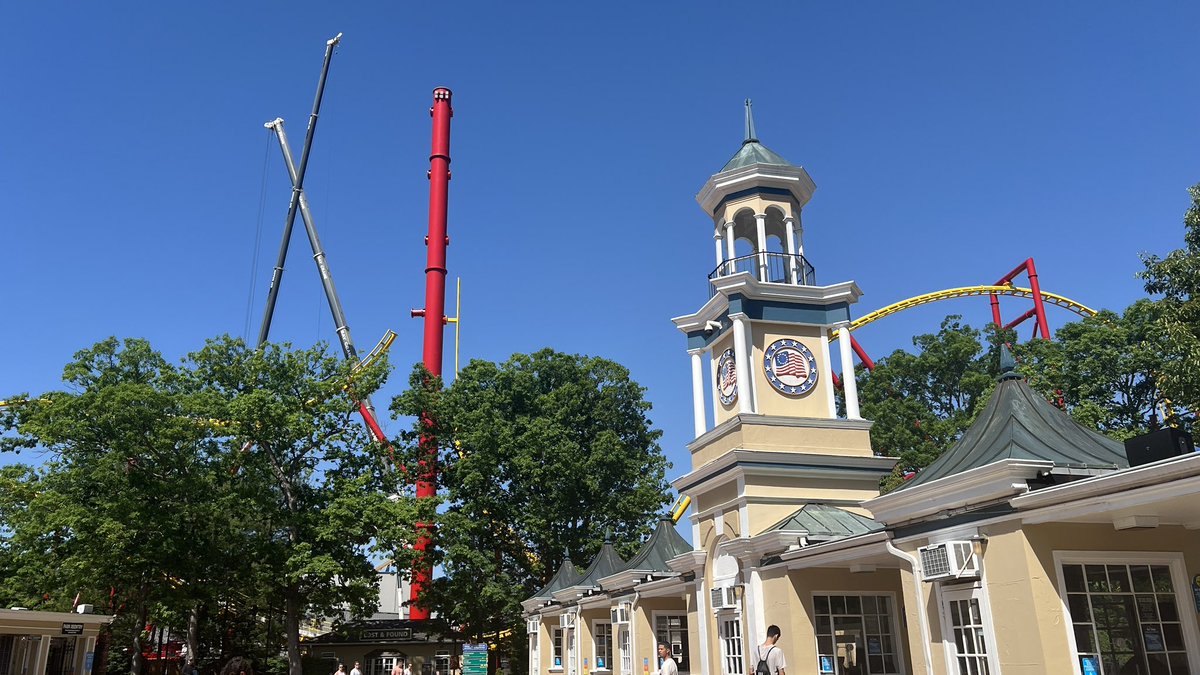 CoasterSpotting's tweet image. The support tower for The Flash Vertical Velocity has been topped off! This completely changes the skyline of Six Flags Great Adventure! Keep an eye on our instagram stories and for the topping off of the track later today!
 
#sixflags #greatadventure #toppingoff #vekoma