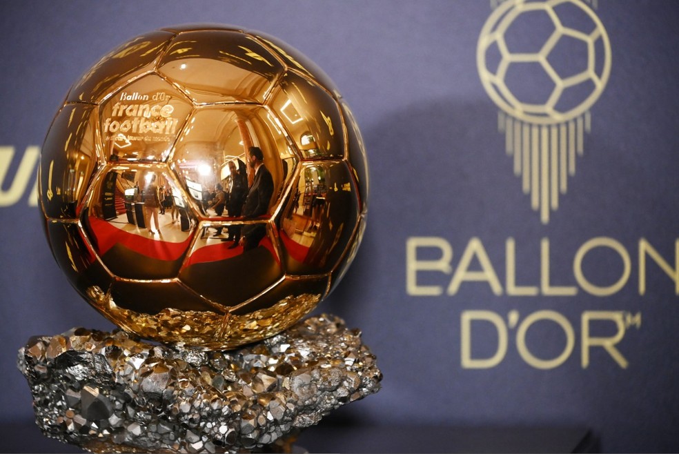Noitedecopa's tweet photo. TODOS os vencedores e top 3 da bola (1956-2023...)

• Brasileiros não podiam concorrer ao prêmios, regra que durou até 1995

• Lembrando que a France Football fez a revisão em 2015.

SEGUE O FIO (...) 🧶

📰 Noite de Copa | Dep. de Redação https://t.co/3zRYo8k8hW