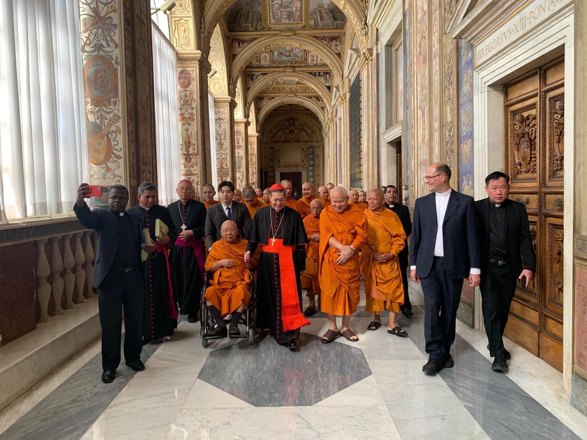 27_profit's tweet photo. Day of meeting with #Popefrancis
 the Council of Thai Roman Catholic Bishops in collaboration with Wat Phra Chetuphon Vimon Mangkalaram Ratchaworawihan Relationship between two religions Buddhist-Christian 2024
Impressive pictures walking together
Pictures from the Catholic Thai https://t.co/oRUEm9SW9U