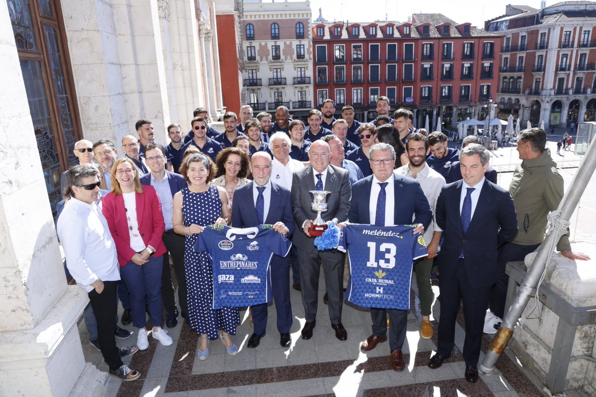 AyuntamientoVLL's tweet photo. 🏉 El Alcalde, @JesusJCarnero, acompañado por varios concejales de la Corporación Municipal, ha recibido esta mañana al @VRAC🏴󠁧󠁢󠁳󠁣󠁴󠁿,tras lograr el pasado domingo su 12➕1 campeonato de @DHFerugby.

#FuerzaYHonorVRAC #campeones2324 https://t.co/Rq0fti881e