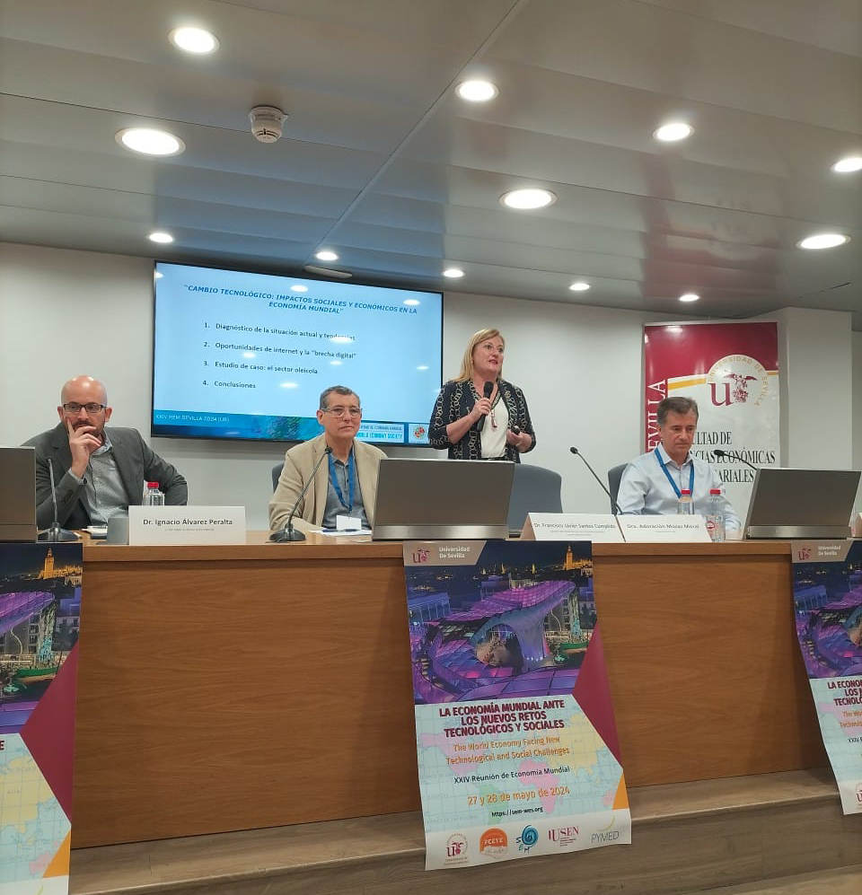 La prof. Adoración Mozas, presidenta de @CIRIEC_Esp ha participado hoy en la XXIV Reunión de Economía Mundial, que se celebra en @unisevilla
La reunión, dedicada a los retos tecnológicos y sociales, incluye un tema sobre #EconomíaSocial #PolíticasSociales #Genero y #Desigualdad