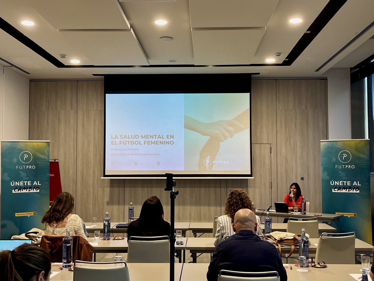 futpro_es's tweet photo. Hoy hemos tenido la Rueda de
Prensa para hablar del II Estudio FUTPRO sobre Salud Mental en el fútbol femenino 🧠

#saludmental #estudiosfutpro #futpro #futfem 

https://t.co/Anmuo0vGc0 https://t.co/3MjsqpuGAo