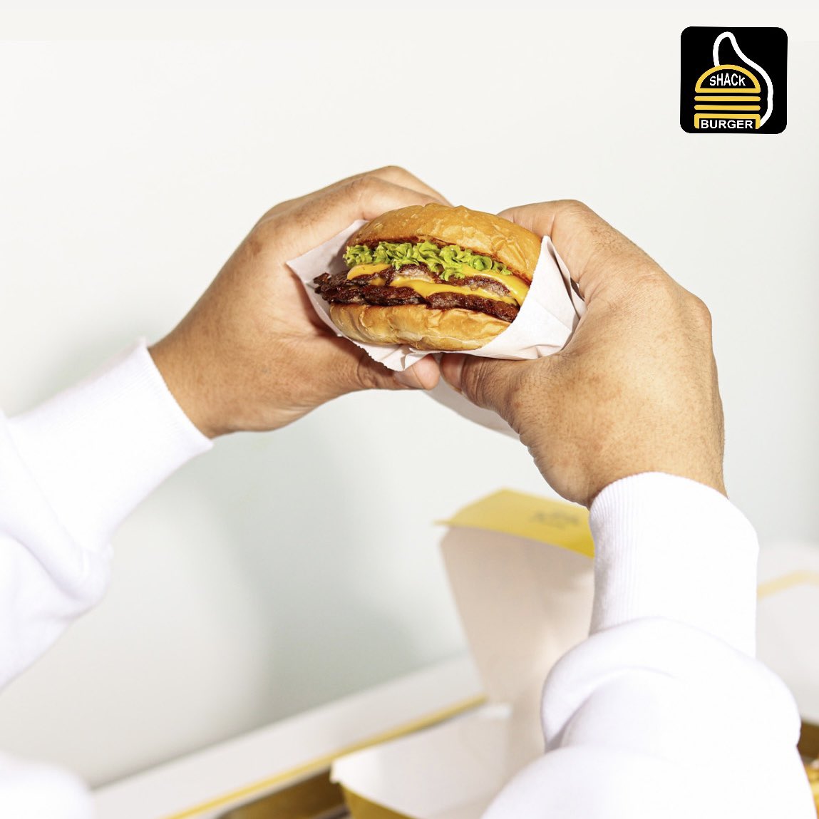 shackburger_sa's tweet photo. بمناسبة اليوم العالمي للبرجر🍔🎉

التوصيل بريال فقط 🚖
عن طريق تطبيق جاهز @JahezApp 

#اليوم_العالمي_للبرجر https://t.co/EzDaO5OTFW