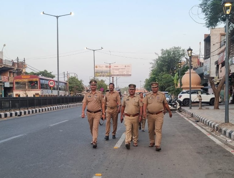#SSP_Aligarh श्री संजीव सुमन के निर्देशन में अलीगढ़ पुलिस द्वारा अपराध नियंत्रण, कानून एवं सुरक्षा व्यवस्था के दृष्टिगत भीडभाड़ वाले बाजारों, मुख्य मार्गों/चौराहों तथा संवेदनशील स्थानों पर पैदल गश्त किया जा रहा है ।    
#FootPatrolling #AligarhPolice